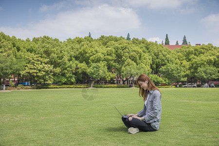 女学生在草坪上学习高清图片