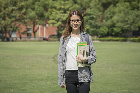 女学生在操场上走动高清图片