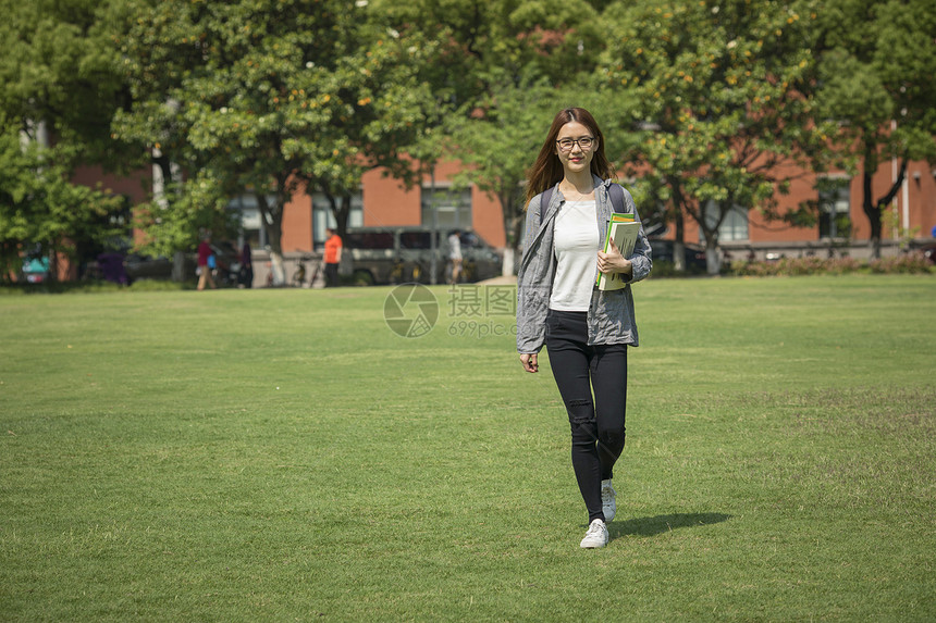 女学生在操场上走动图片