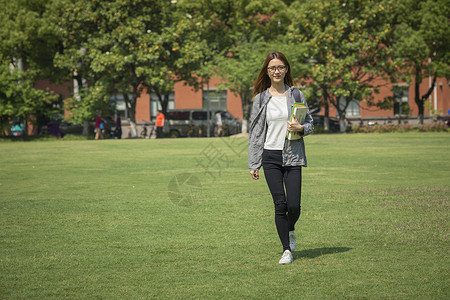 女学生在操场上走动大学生高清图片素材