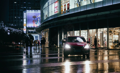 滚动灯箱雨夜的都市背景