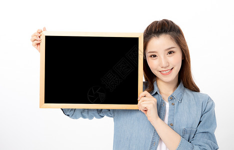 手持黑板的女大学生背景图片