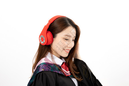 正在听音乐的大学毕业生耳机高清图片素材