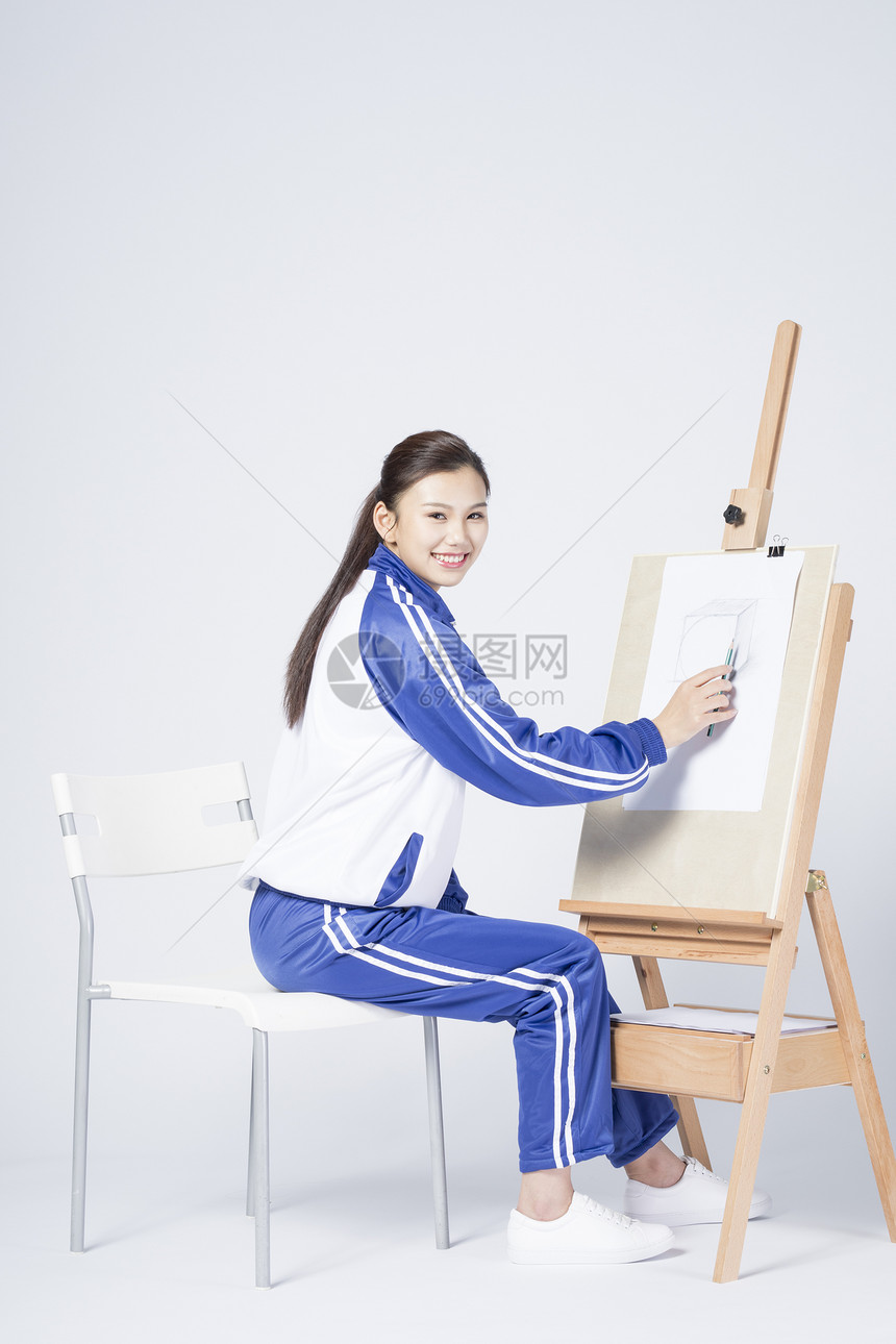 画画的女学生图片