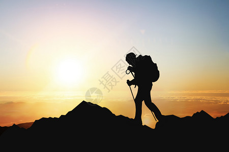 攀登的人物剪影登山爱好者高清图片素材