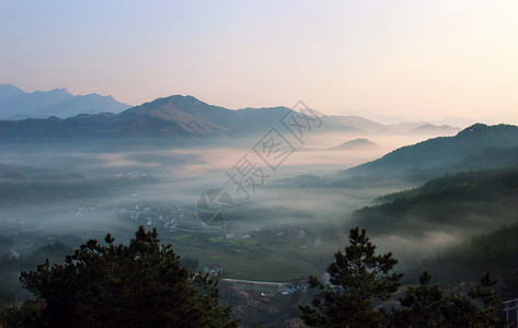 雾锁山乡宜居乡村高清图片