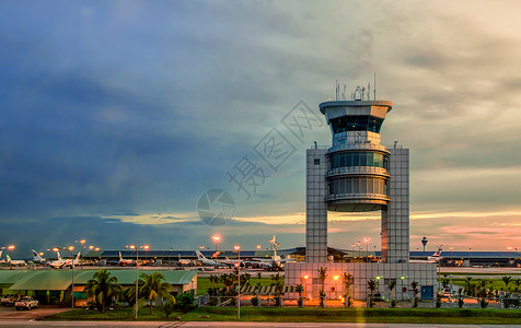 首都航空夕阳下的机场与指挥塔台背景