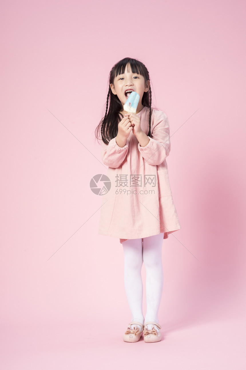 拿着雪糕的小女孩图片