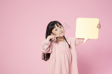 粉红色对话框拿着文字框的小朋友背景