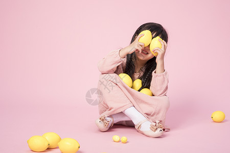 儿童节玩柠檬的小女孩背景图片