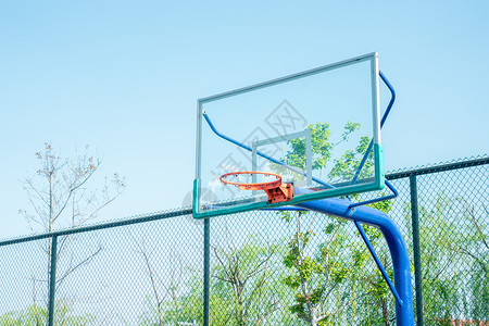 篮球场篮球和篮球框高清图片