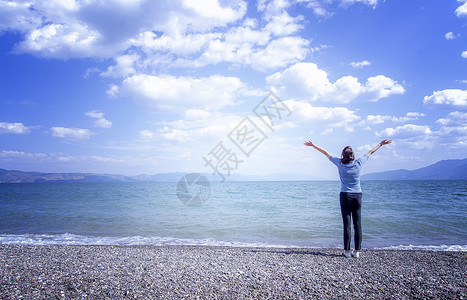 单身汪海报美女看远方大海背影背景