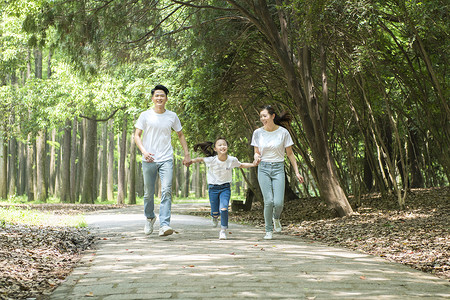 家庭亲子户外游玩高清图片