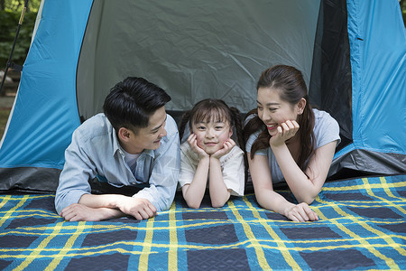 一家人户外露营帐篷休闲度假高清图片素材