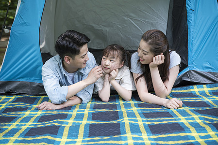 一家人户外露营帐篷幸福家庭高清图片素材