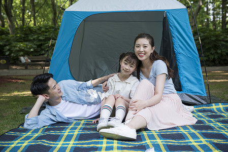 一家人户外露营帐篷幸福家庭高清图片素材
