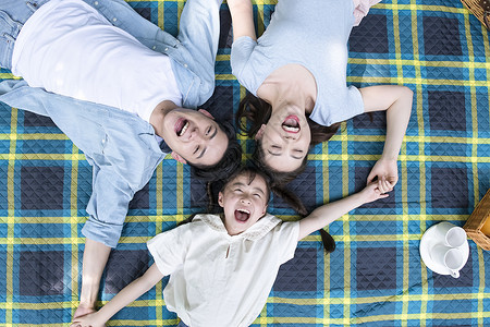俯视一家人一家人躺在地毯上背景