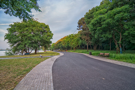 小区道闸小区湖边适合散步的道路背景