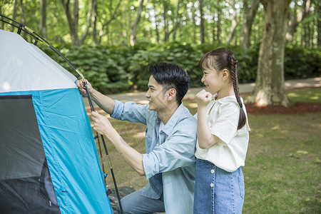 一家人郊游搭建帐篷郊外高清图片素材
