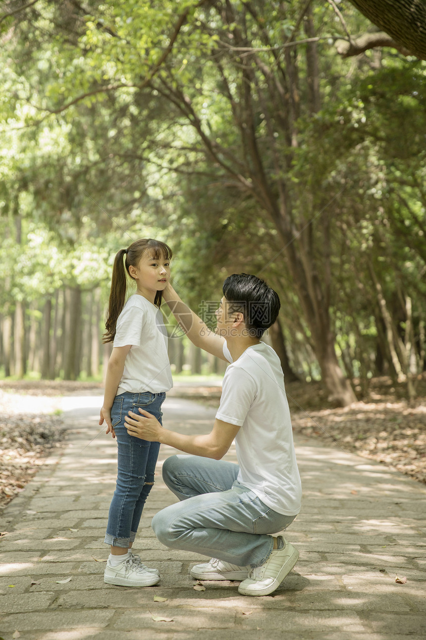 爸爸和女儿在公园游玩图片