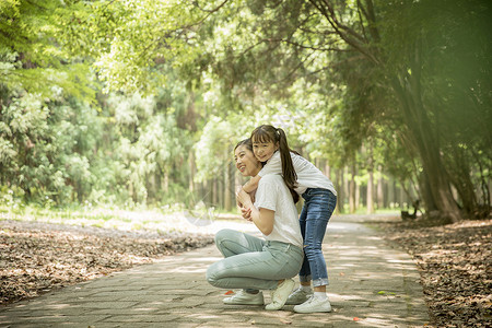 妈妈和女儿在公园里游玩背景图片