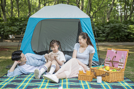 帐逢旅行一家人在郊外野营游玩背景