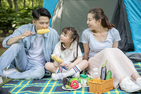 一家人郊游聚餐高清图片