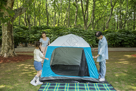 一家人旅行搭建帐篷高清图片