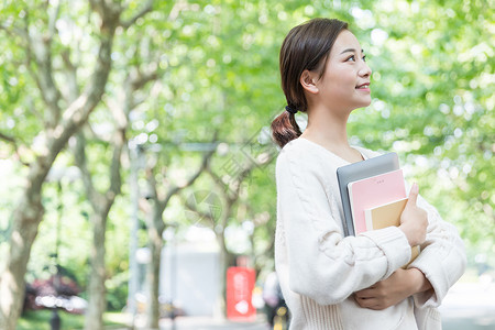 青春大学生抱着书本图片