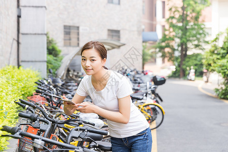 青春大学生扫码共享单车图片