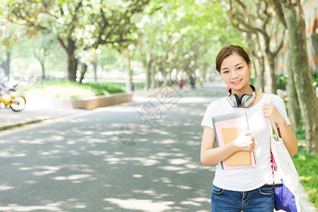 青春大学生抱着书本图片