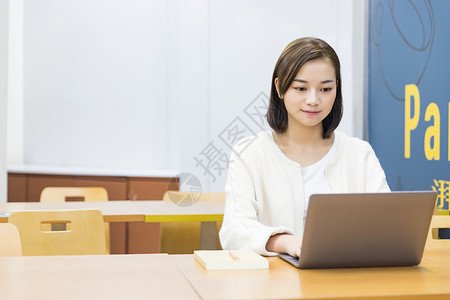 女生电脑大学生便利店用电脑背景