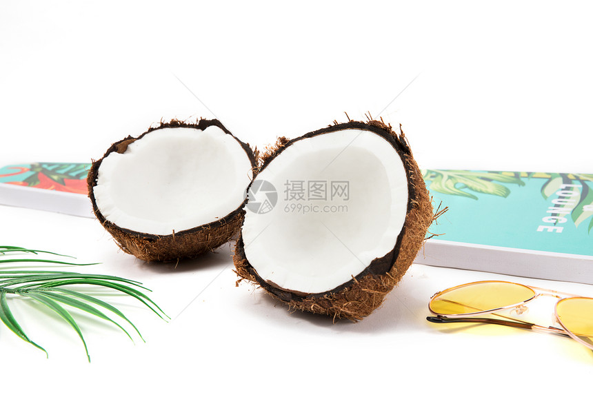 切开的椰子图片