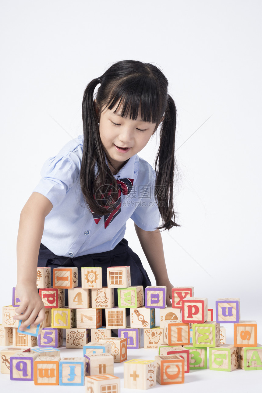 玩积木的小女孩图片