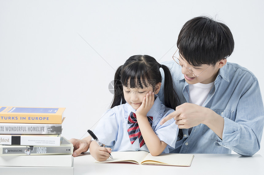 老师和学生一起学习图片