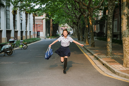 校园写真夕阳下奔跑的女生高清图片