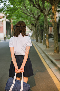 大街上女孩校园写真夕阳下可爱的女生背景