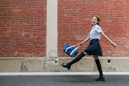 复古学生靴子校园写真开心的女生背景