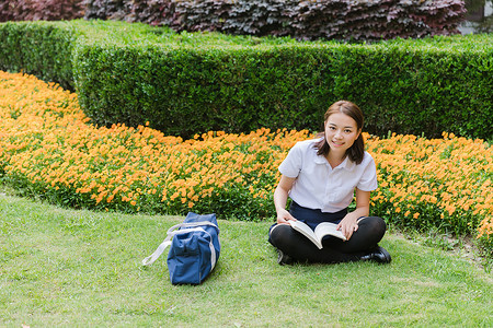 背着包的女生校园写真可爱女生看书背景