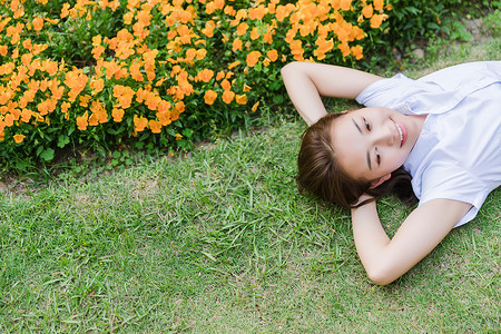 在休息的女孩校园写真女生躺在草地上背景