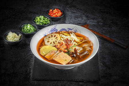四川特色美味冒菜筷子夹起来的牛肉高清图片素材