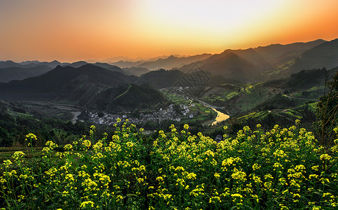 日落时分的油菜花与石潭古村高清图片