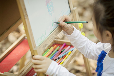 画图标志儿童节女孩在学习画画背景
