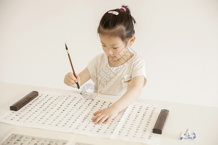 孩子写书法女孩在练习书法背景