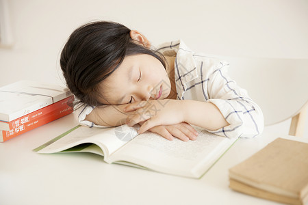女孩在学习时睡着了高清图片