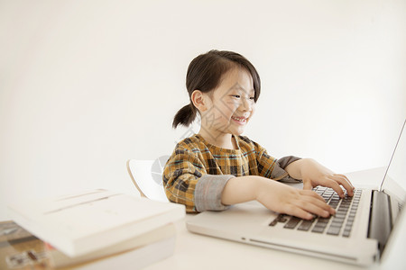 打字游戏素材女孩在学习电脑背景