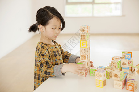 女孩在玩积木背景