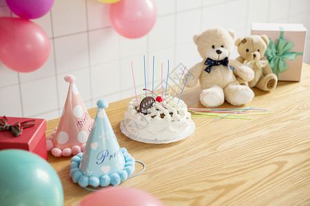 生日蛋糕和玩具礼物高清图片