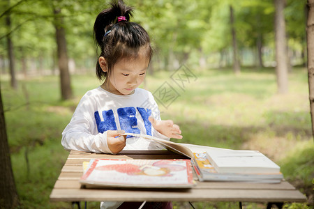 认真学习女孩女孩在认真学习阅读背景