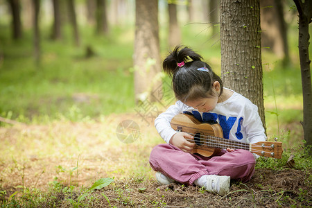 森林音乐女孩在森林里弹尤克里里背景